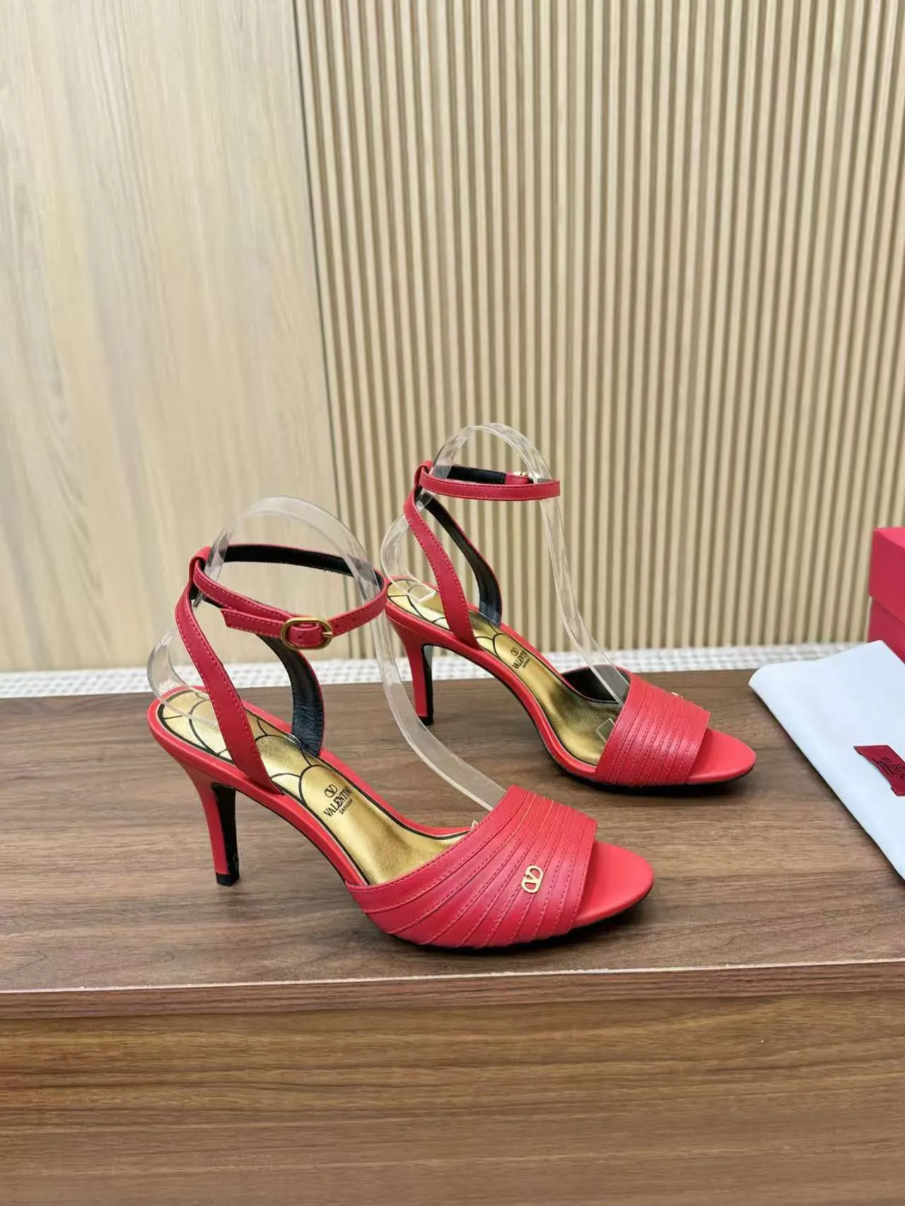 👟👟Ex-factory price 440👟👟 Genuine leather sole +40 Top version 𝑉𝐴𝐿𝐸𝑁𝑇𝐼𝑁𝑂 Valentino new spring and summer women's sandals worth buying ★Absolutely high-grade ❥Original method Absolute sensibility ❥Elegant style Create a different feeling Simple temperament style!  Code number: 35-41 (34-42 customized) Fabric: Imported sheepskin Lining: Lined sheepskin Heel height: 8 cm Leather outsole Rubber outsole